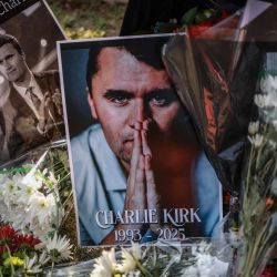 Vista general de una corona de flores depositada por los dolientes frente a la Embajada de Estados Unidos en Pretoria tras el asesinato a tiros del joven activista e influencer estadounidense Charlie Kirk mientras hablaba durante un evento en la Universidad del Valle de Utah en Orem, Utah, Estados Unidos. | Foto:Phill Magakoe / AFP