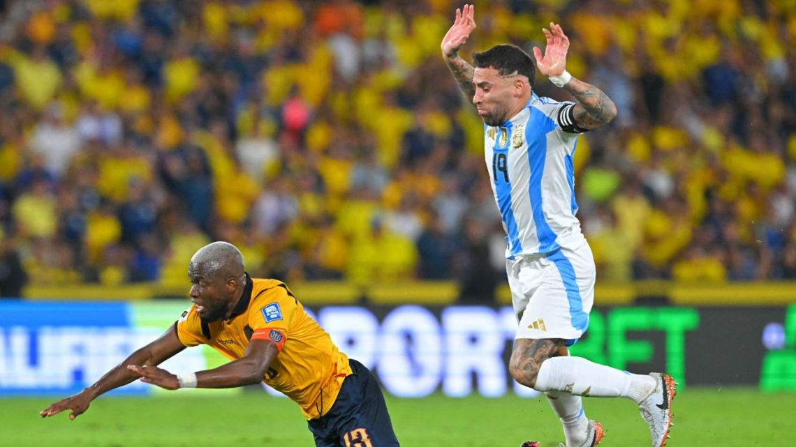 Otamendi tripping Valencia