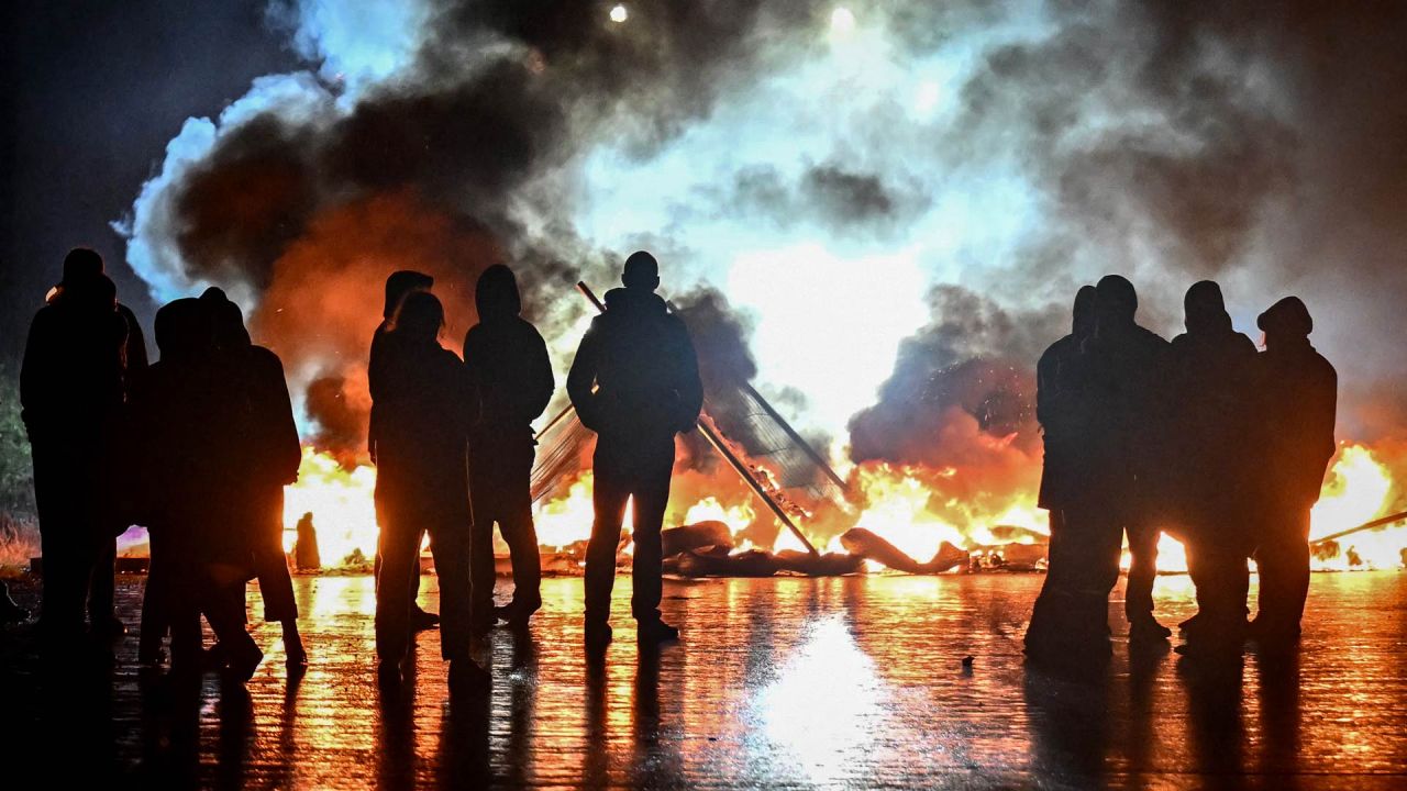 Manifestantes prendieron fuego para bloquear el viaducto de Calix durante una manifestación como parte del movimiento de protesta "Bloquons tout" ("Bloqueemos todo") en Caen, noroeste de Francia. | Foto:LOU BENOIST / AFP