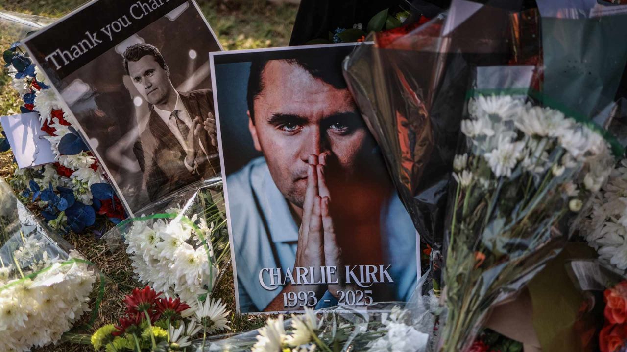 Vista general de una corona de flores depositada por los dolientes frente a la Embajada de Estados Unidos en Pretoria tras el asesinato a tiros del joven activista e influencer estadounidense Charlie Kirk mientras hablaba durante un evento en la Universidad del Valle de Utah en Orem, Utah, Estados Unidos. | Foto:Phill Magakoe / AFP