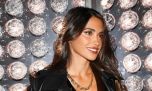 Denim oscuro y bordado: Antonela Roccuzzo reversionó el clásico pantalón wide leg