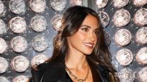 Denim oscuro y bordado: Antonela Roccuzzo reversionó el clásico pantalón wide leg