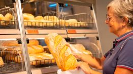 jubilada-comprando-pan