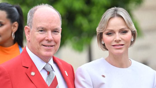 Charlene de Mónaco reaparece junto a su hija con un look blanco de Dior