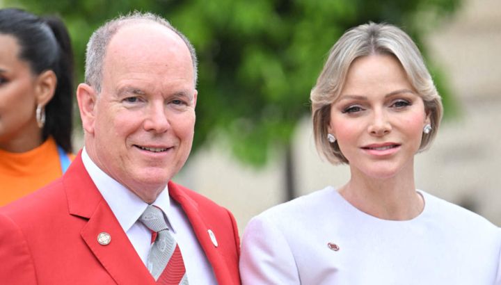 Charlene de Mónaco reaparece junto a su hija con un look blanco de Dior