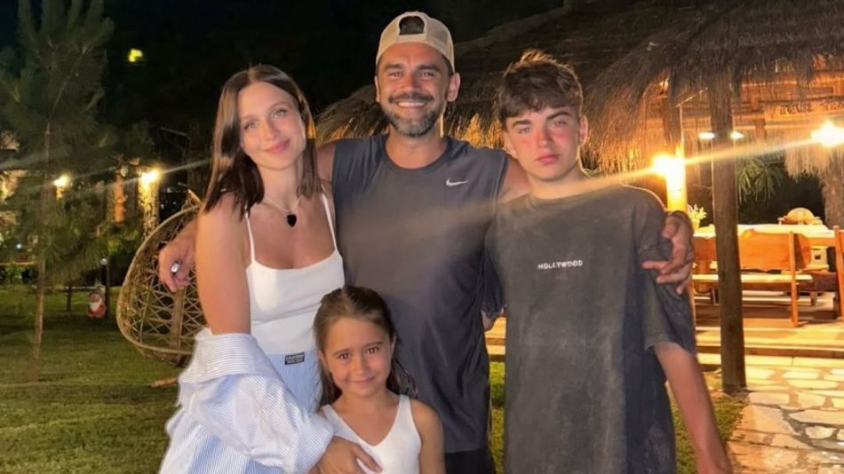 Brenda Gandini y Gonzalo Heredia junto a sus hijos