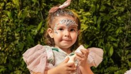 El tierno look de Sarah Burlando para un sábado con su mamá: enterito con volados, gafas retro y moños XL