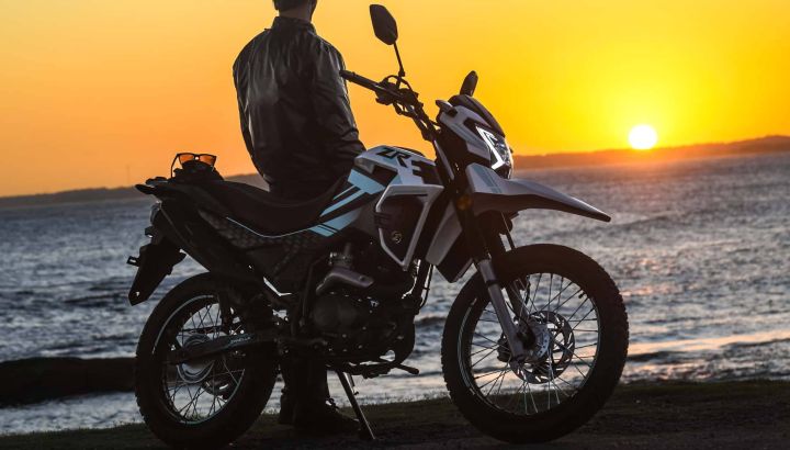Viajar en moto por primera vez: equipaje indispensable, distribución del peso y planificación de paradas