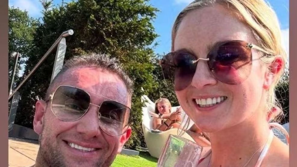 La víctima, Abigail Garside, junto a su pareja. 