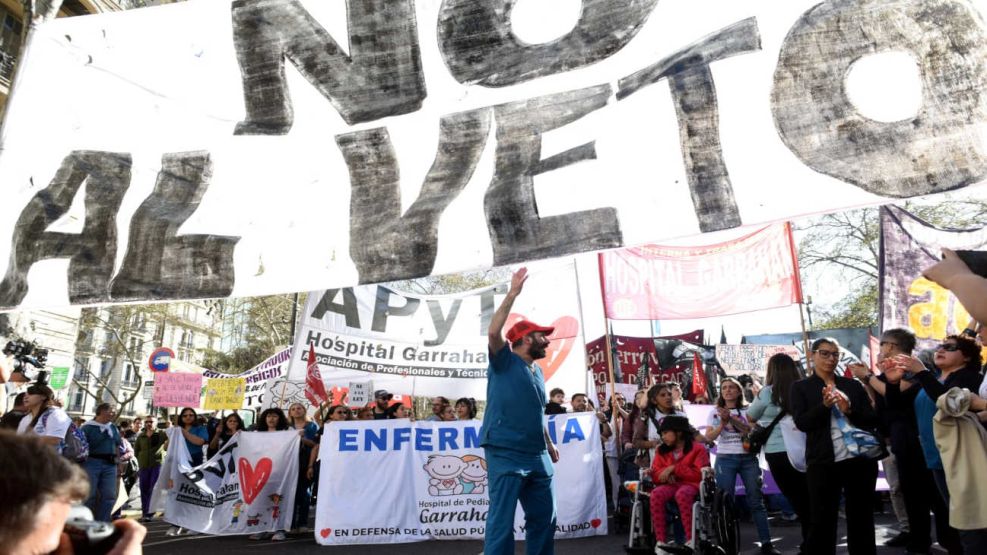 Docentes UBA marcharon a Plaza de Mayo con trabajadores del Garrahan: el Gobierno denunció el «bloqueo web»