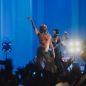 Iggy Pop entró a las patadas, sin remera: un punk de casi 80 años que todavía pide peligro