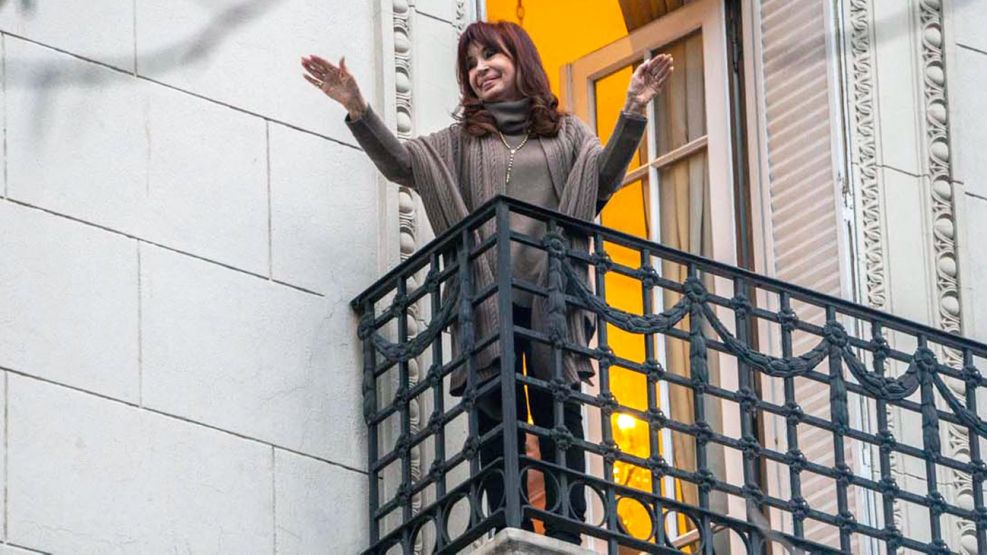 130925_cristina_fernandez_kirchner_balcon_na_g