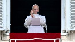 El papa León XIV agradece a la multitud los saludos por su cumpleaños número 70.