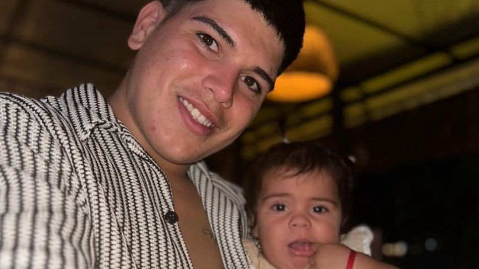 Thiago junto a su pequeña hija, Laia