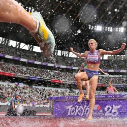 Atletas, incluida la estadounidense Kaylee Mitchell, compiten en las eliminatorias de 3000 m con obstáculos femenino durante el Campeonato Mundial de Atletismo en Tokio. | Foto:Ben Stansall / AFP
