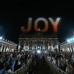 Drones iluminados crean figuras durante el concierto gratuito "Gracia para el Mundo" y el espectáculo de luces en la Plaza de San Pedro del Vaticano. El concierto "Gracia para el Mundo" está codirigido por el compositor estadounidense Pharrell Williams y el tenor italiano Andrea Bocelli. El evento marca la clausura del tercer "Encuentro Mundial sobre la Fraternidad Humana", una serie de encuentros iniciados tras la publicación en 2020 de la encíclica "Hermanos de Todos" del difunto papa Francisco. | Foto:Filippo Monteforte / AFP