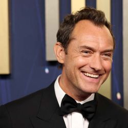 El actor estadounidense Jude Law llega a la 77.ª edición de los Premios Primetime Emmy en el Teatro Peacock de LA Live en Los Ángeles. | Foto:Patrick T. Fallon / AFP