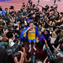 El atleta sueco Armand Duplantis celebra tras establecer un nuevo récord mundial de salto con pértiga en la final masculina del Campeonato Mundial de Atletismo en Tokio. | Foto:ANDREJ ISAKOVIC / AFP