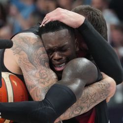 El base alemán Dennis Schroder, recibe el abrazo de un jugador tras ganar la final del EuroBasket FIBA 2025 entre Turquía y Alemania en Riga, Letonia. | Foto:Gints Ivuskans / AFP
