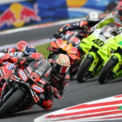 El piloto italiano de MotoGP del equipo Aprilia Racing, Marco Bezzecchi, lidera al piloto español de MotoGP del equipo Ducati Lenovo, Marc Márquez, durante el Gran Premio de San Marino de MotoGP en el Circuito Mundial de Misano Marco Simoncelli, en Misano Adriatico, norte de Italia. | Foto:Andreas Solaro / AFP