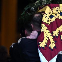 El príncipe Eduardo, duque de Kent, de Gran Bretaña, observa el traslado del féretro de su difunta esposa, la duquesa de Kent, a la Catedral de Westminster para una vigilia privada a la que asistió la familia inmediata de Su Alteza Real en el centro de Londres. | Foto:Paul Grover / POOL / AFP