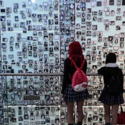 Imagen de personas observando fotografías en el Museo de la Memoria y los Derechos Humanos, en Santiago, capital de Chile. El golpe de Estado en Chile de 1973 fue un hito de trascendencia mundial, así lo demuestran los recortes de la prensa internacional y el material audiovisual que recopiló y donó la cancillería de este país al Museo de la Memoria y los Derechos Humanos chileno, un archivo que suma materiales de más de 40 países: desde Kenia hasta China. | Foto:Xinhua/Jorge Villegas