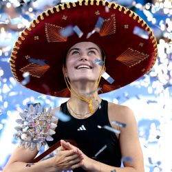 La estadounidense Iva Jovic celebra con el trofeo tras ganar la final individual femenina del Abierto de Guadalajara 2025 de la WTA contra la colombiana Emiliana Arango en Zapopan, México. | Foto:ULISES RUIZ / AFP