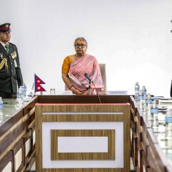 La recién elegida primera ministra del gobierno interino de Nepal, Sushila Karki (centro), junto con funcionarios, guarda un minuto de silencio para rendir homenaje a quienes perdieron la vida en las recientes protestas en Katmandú. | Foto:PRABIN RANABHAT / AFP