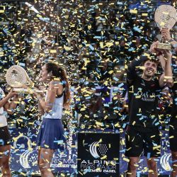 Las ganadoras del Paris Major Premier Padel femenino, la española Delfina Brea (izq.) y la argentina Gemma Triay Pons (segunda izq.), y los ganadores del Paris Major Premier Padel masculino, el español Arthuro Coello (der.) y el argentino Augustin Tapia (segundo der.), celebran con sus trofeos en la cancha Philippe-Chatrier del Complejo Roland-Garros en París. | Foto:Thibaud Moritz / AFP