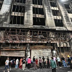 Residentes locales limpian los escombros de un supermercado incendiado durante las protestas en Katmandú. La capital de Nepal dio un paso atrás hacia la normalidad tras las mortíferas protestas anticorrupción, al reanudarse la vida cotidiana con la flexibilización del toque de queda y la juramentación del primer ministro interino. | Foto:PEDRO PARDO / AFP