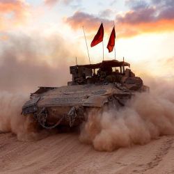 Un vehículo de combate de infantería (VCI) del ejército israelí se desplaza hacia una posición a lo largo de la valla fronteriza con la Franja de Gaza, en el sur de Israel. | Foto:JACK GUEZ / AFP