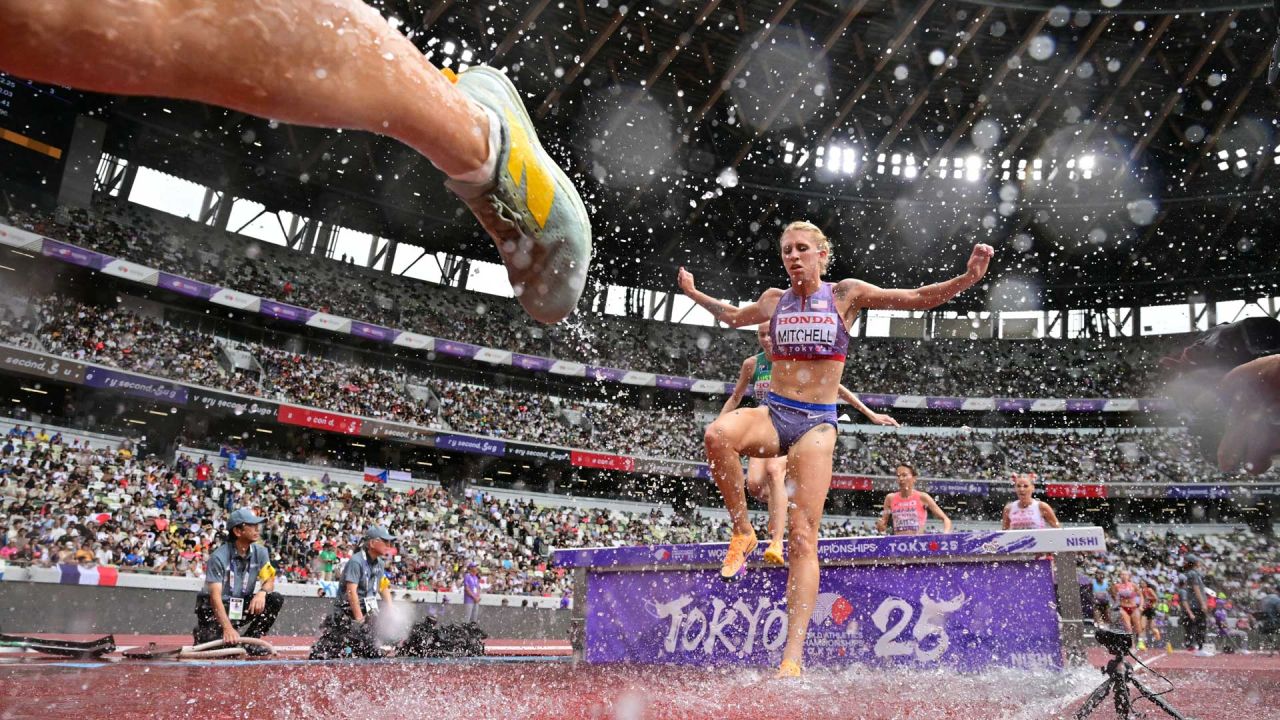 Atletas, incluida la estadounidense Kaylee Mitchell, compiten en las eliminatorias de 3000 m con obstáculos femenino durante el Campeonato Mundial de Atletismo en Tokio. | Foto:Ben Stansall / AFP