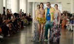 Benito Fernández en NYFW: colores, artesanía y espíritu latino en su colección LATIR