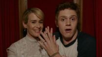 Evan Peters y Sarah Paulson