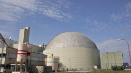 The Guardian advirtió sobre las críticas al plan nuclear de Milei: pérdida de soberanía, falta de desarrollo e impacto ambiental