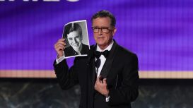 Stephen Colbert fue ovacionado al presentarse en los Premios Emmy 2025: "¿Alguién está contratando?"