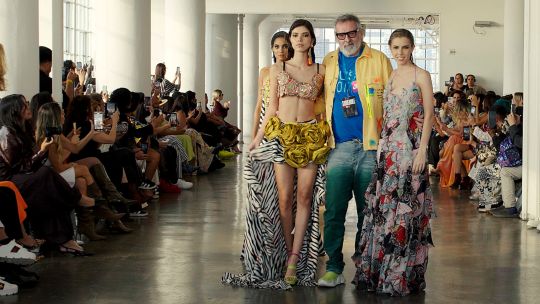 Benito Fernández en NYFW: colores, artesanía y espíritu latino en su colección LATIR