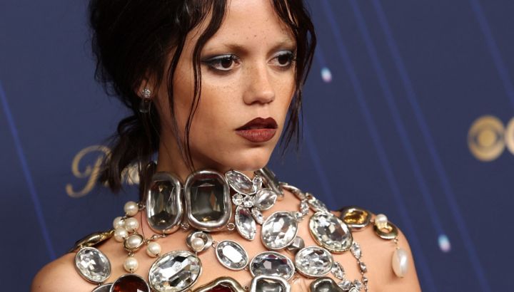 Jenna Ortega sorprendió con un impresionante y revelador look en la alfombra roja de los Premios Emmy 2025