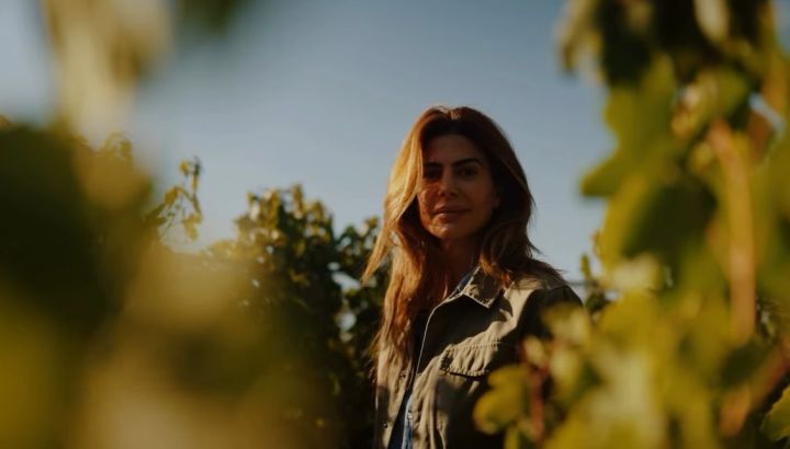 Juliana Awada tiene la chaqueta ideal para el cambio de estación que elevará cualquier look
