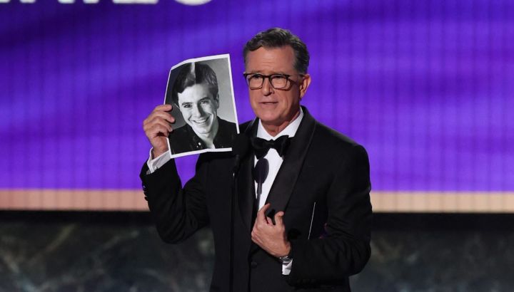 Stephen Colbert fue ovacionado al presentarse en los Premios Emmy 2025: "¿Alguién está contratando?"