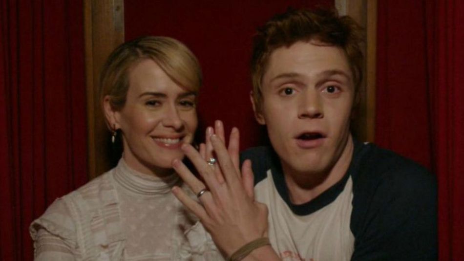 Evan Peters y Sarah Paulson