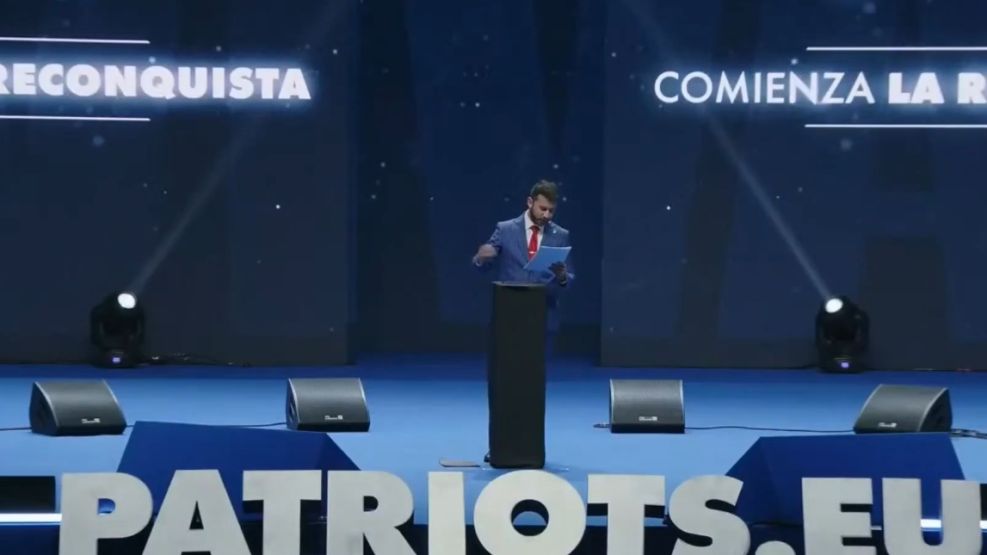 El secretario de Culto de Milei cargó contra los hippies y la autoayuda en un acto de Vox en Madrid