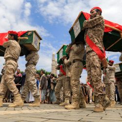 Combatientes leales a los hutíes de Yemen portan ataúdes durante el funeral de los periodistas militares hutíes, fallecidos la semana anterior en un ataque aéreo israelí, frente a la Gran Mezquita de Saleh, en Saná, la capital bajo control de los hutíes. | Foto:MOHAMMED HUWAIS / AFP