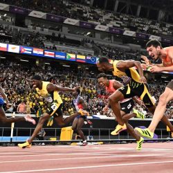 El atleta estadounidense Cordell Tinch, el jamaiquino Orlando Bennett, el japonés Rachid Muratake, el jamaiquino Tyler Mason y el español Enrique Llopis cruzan la línea de meta en la final masculina de 110 metros vallas durante el Campeonato Mundial de Atletismo en Tokio. | Foto:Jewel Samad / AFP