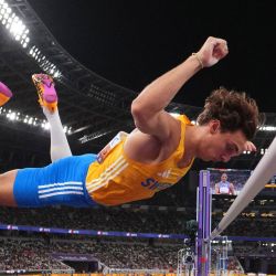 El atleta sueco Armand Duplantis compite en la final masculina de salto con pértiga durante el Campeonato Mundial de Atletismo en Tokio. | Foto:Pawel Kopczynski / POOL / AFP