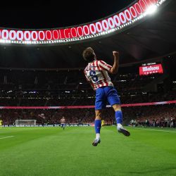 El centrocampista español del Atlético de Madrid, Pablo Barrios, celebra tras anotar su primer gol durante el partido de la liga española entre el Club Atlético de Madrid y el Villarreal CF en el Estadio Metropolitano de Madrid. | Foto:Thomas Coex / AFP