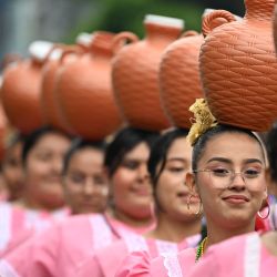 Estudiantes salvadoreños participan en un desfile para conmemorar los 204 años de la independencia de El Salvador en San Salvador. | Foto:MARVIN RECINOS / AFP