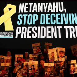 Manifestantes portan retratos de rehenes israelíes tomados por militantes palestinos en la Franja de Gaza, durante una manifestación convocada por las familias de los rehenes para exigir su liberación y un alto el fuego en la guerra de Gaza, en la Plaza de los Rehenes de Tel Aviv. | Foto:JACK GUEZ / AFP