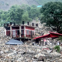 Un edificio residencial es golpeado por rocas tras un chaparrón luego de las fuertes lluvias en la región de Sahastradhara de Dehradun, en el estado indio de Uttarakhand. | Foto:AFP