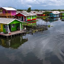 Vista aérea muestra a un hombre navegando en el pueblo de Nueva Venecia, en la Ciénaga Grande de Santa Marta, al norte de Colombia. | Foto:Luis Acosta / AFP